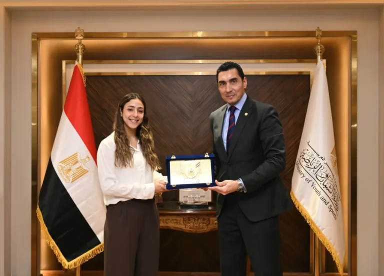 تكريم هانيا الحمامي بعد فوزها ببطولة الجونة للاسكواش