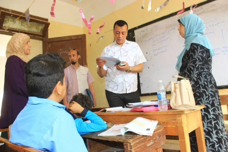 متابعة مدير التعليم في سوهاج لانتظام الدراسة