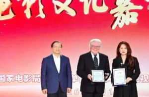 حسين فهمي يبحث التعاون الثقافي بين مصر والصين