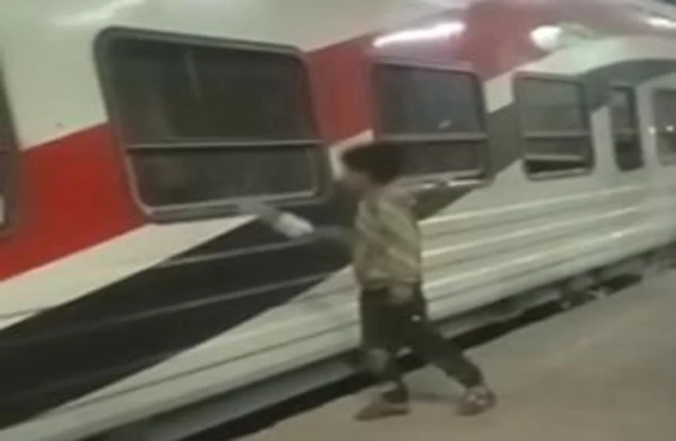 ضبط 3 طلاب رشقوا الركاب في قطار بأسيوط