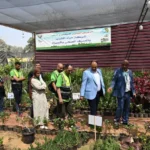 رئيس مياه الجيزة يتفقد جناح الشركة في معرض زهور الربيع