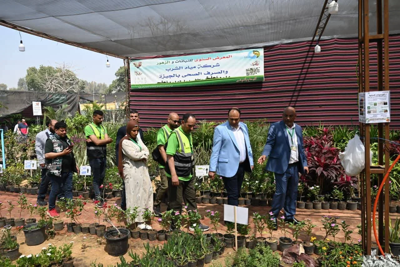 رئيس مياه الجيزة يتفقد جناح الشركة في معرض زهور الربيع