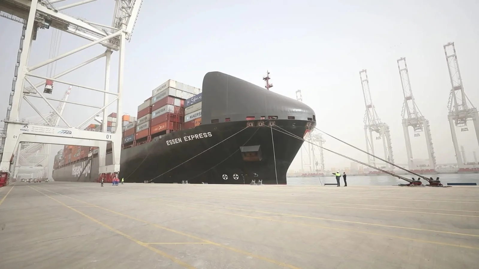 حركة نشطة واستقبال سفن بميناء دمياط