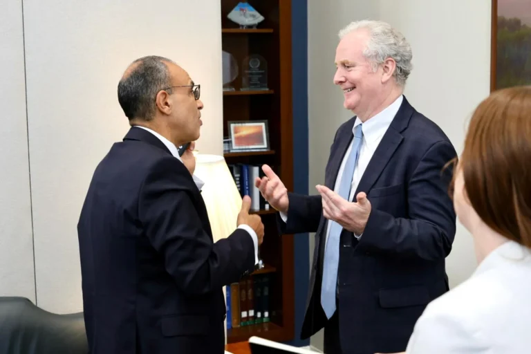 وزير الخارجية يلتقي السيناتور كريس فان هولن