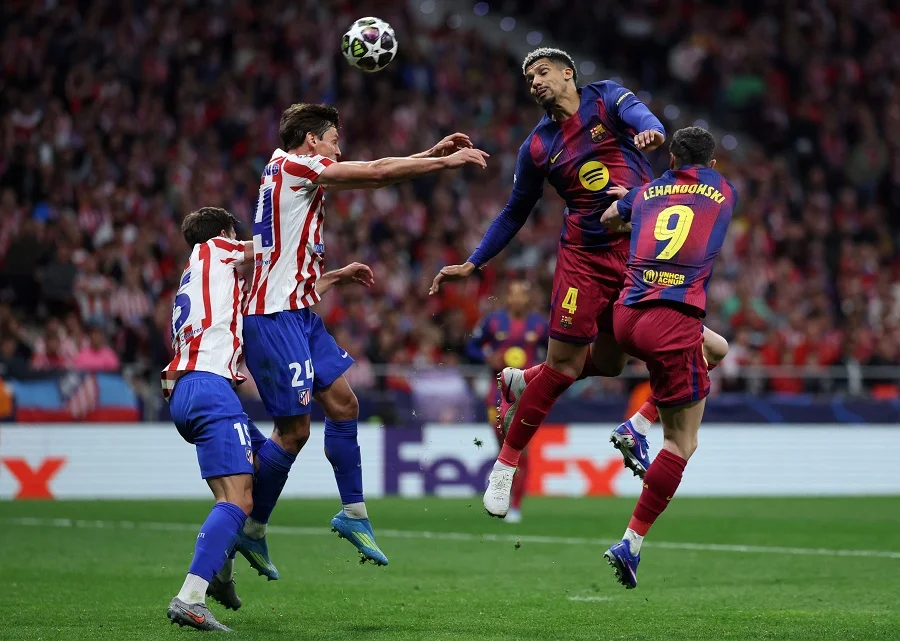 برشلونة يتقدم بشكوى جديدة إلى يويفا بشأن لمسة اليد
