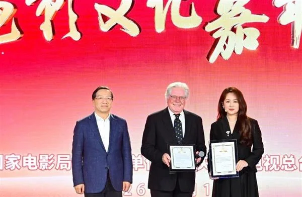 تكريم حسين فهمي في كرنفال الثقافة السينمائية في الصين