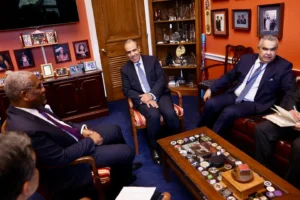 لقاء وزير الخارجية بالزعيم الديمقراطي الأمريكي