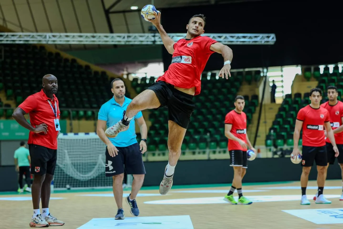 الأهلي يواجه البنك والزمالك يصطدم بالشمس في دوري اليد