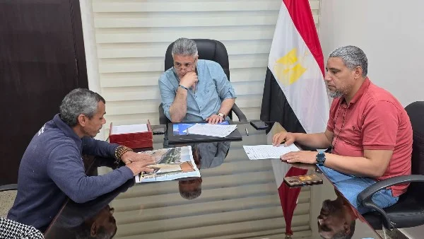 رئيس حي جنوب الغردقة يستمع لشكاوى المواطنين