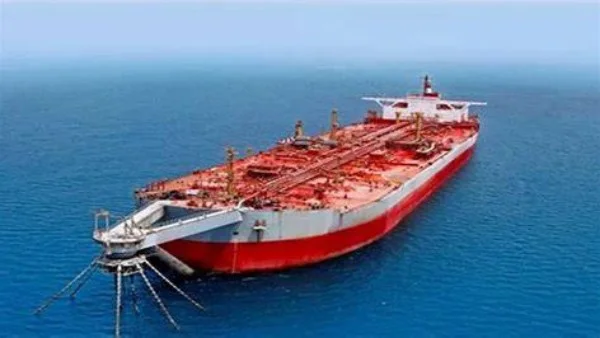 عبور قافلة نفط عبر مضيق هرمز يعيد النشاط للملاحة البحرية