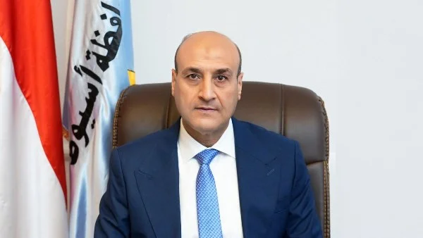 تهنئة محافظ أسيوط بمناسبة العيد القومي الـ227