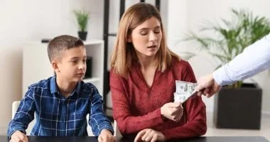 التزام الأب بنفقة أولاده وتأمين المسكن