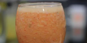 عمل كوكتيل الفواكه بالزبادي المنعش