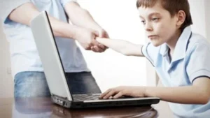 حماية الأطفال من مخاطر العالم الرقمي