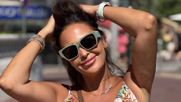 إطلالة داليا البحيري تسرق الأنظار ببدلة وردية