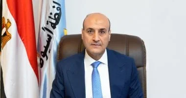 محافظ أسيوط يحتفل بالعيد القومي بفعاليات رمزية