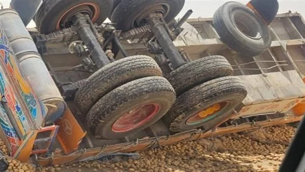 انقلاب تريلا محملة بـ60 طن بطاطس في الوادي الجديد