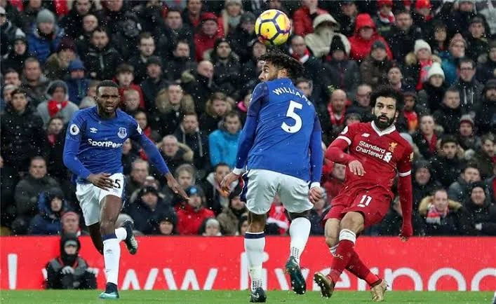 جدل تحكيمي قبل ديربي ليفربول وإيفرتون