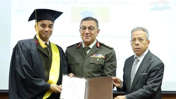 تسليم الشهادات الأكاديمية وتكريم الأطباء العسكريين والمدنيين