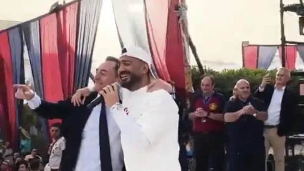 تامر حسني يكشف كواليس لقائه بالسفير الفرنسي