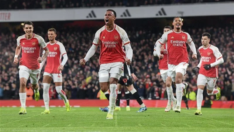 صدارة الدوري الإنجليزي بين أرسنال ومانشستر سيتي