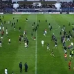 تأخر نصف نهائي الكونفدرالية بسبب اقتحام الجماهير