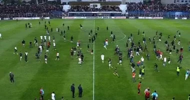 تأخر نصف نهائي الكونفدرالية بسبب اقتحام الجماهير