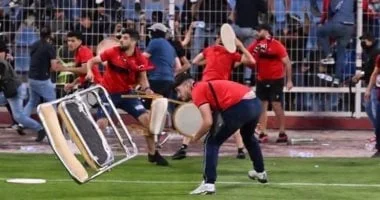 اشتباكات دامية في نصف نهائي الكونفدرالية وتأجيل المباراة