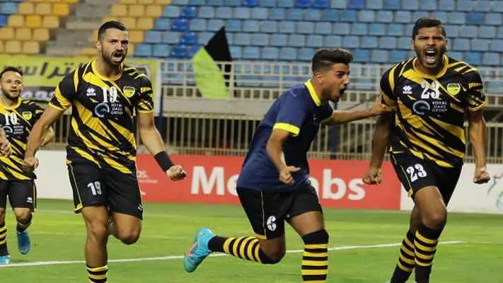 التعادل يحسم الشوط الأول بين الأهلي والحسين