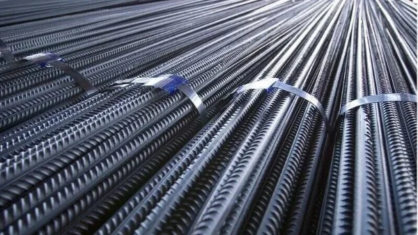 أسعار الحديد تتباين عالمياً وترتفع محلياً