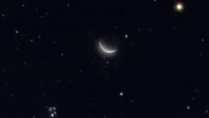 القمر يقترب من نجوم الثريا في مشهد رائع