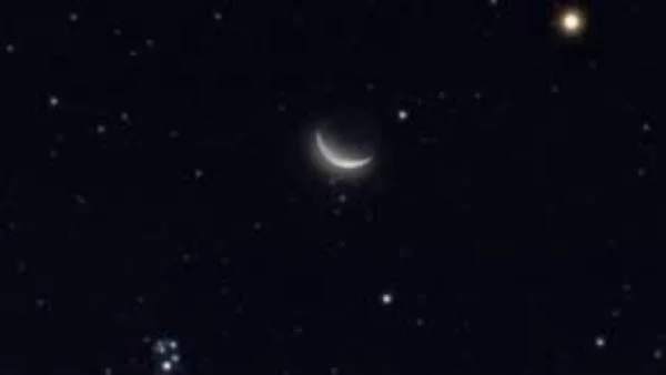 القمر يقترب من نجوم الثريا في مشهد رائع
