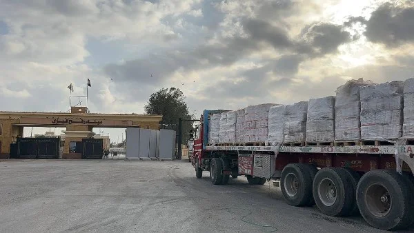 الهلال الأحمر يرسل قافلة مساعدات 4 آلاف طن إلى غزة