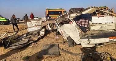 مصرع شخصين وإصابة 12 في تصادم بين ميكروباص وتروسيكل