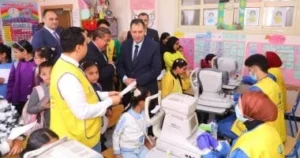 محافظ دمياط يتفقد مبادرة "عيون أطفالنا مستقبلنا"