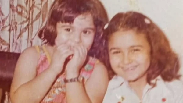 لقاء الخميسي تستعيد ذكريات الطفولة بصورة نادرة