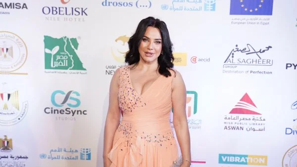 سلاف فواخرجي تتألق بفستان جرئ في مهرجان أسوان
