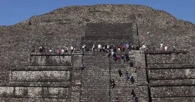 مقتل سائحة كندية وإصابة 13 سائحًا في تيوتيهواكان