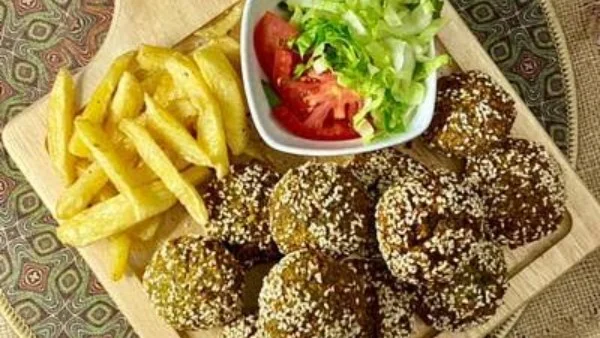 طريقة صحية لتحضير الطعمية بدون قلي