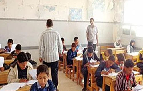 تلاميذ الصفين الأول والثاني يؤدون امتحان الرياضيات