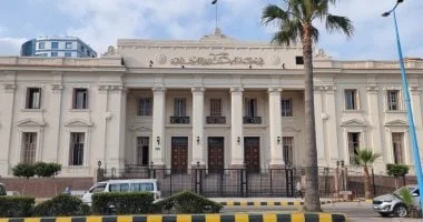 حبس سنة لعاطل ألقى مادة كاوية على وجه جاره