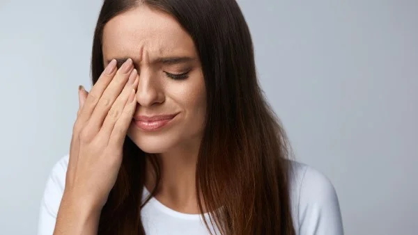 أسباب الرمش المفرط وكيفية التعامل معه