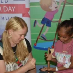 سائحتان سويديتان تنشران البهجة في مستشفى الأقصر