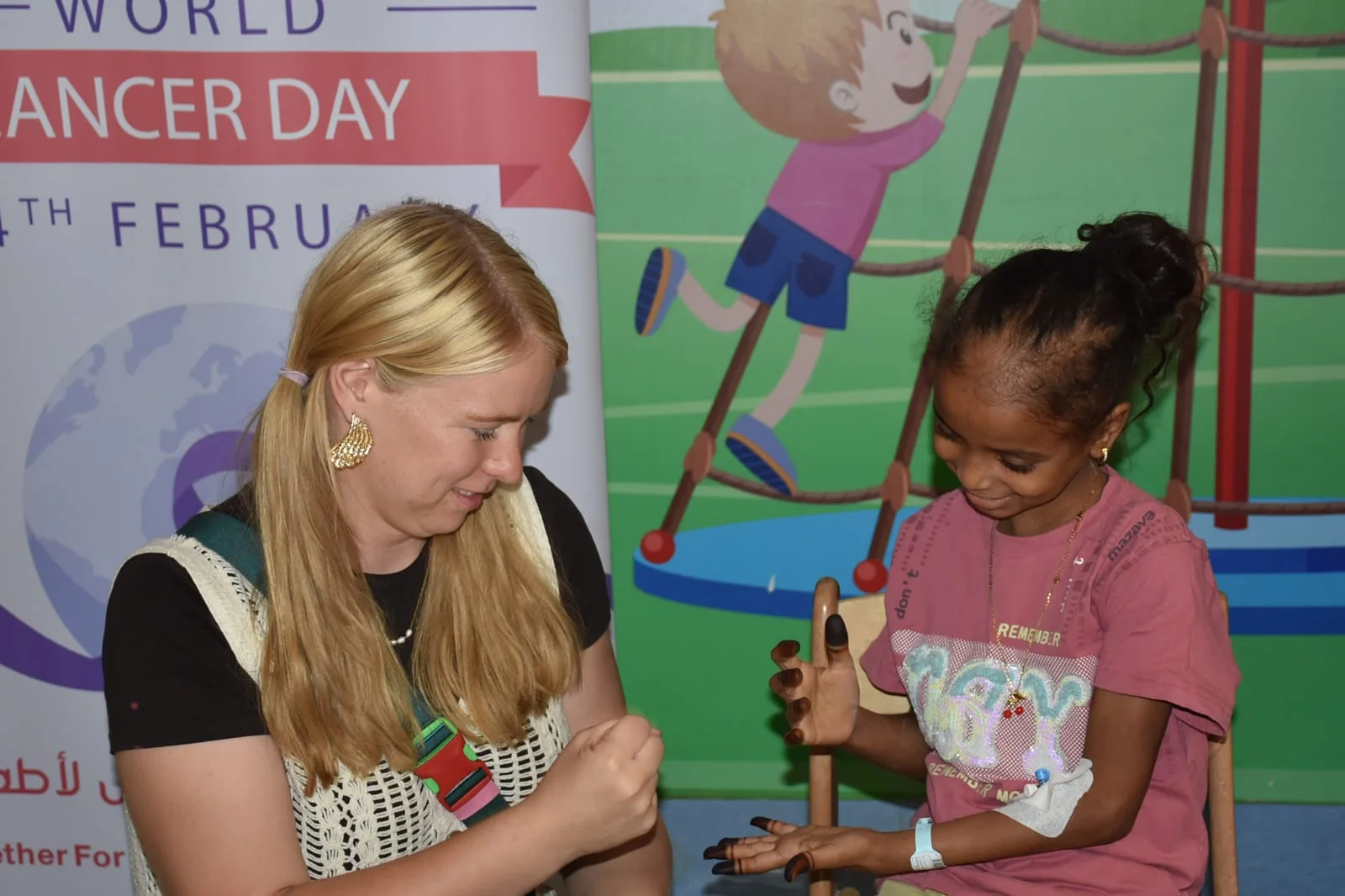 سائحتان سويديتان تنشران البهجة في مستشفى الأقصر