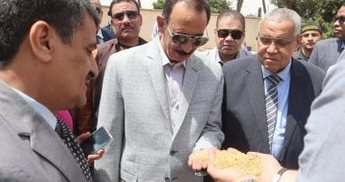 محافظ سوهاج يتفقد حصاد القمح ويعلن استلام 8431 طناً