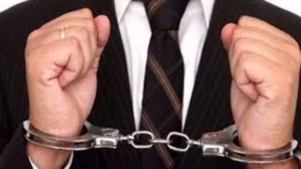 القبض على مسؤول في بنك شهير بتهم التربح