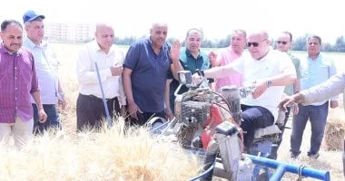 حصاد القمح في جامعة سوهاج: رئيس الجامعة يقود ماكينة الحصاد