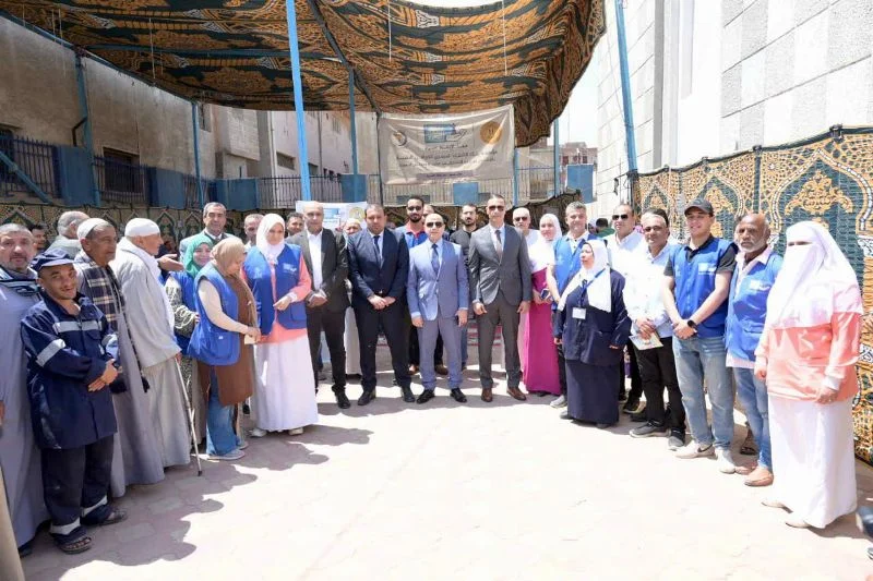 محافظ الغربية يتفقد قافلة طبية مجانية في بنا أبو صير