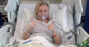 بريطانية في 22 من عمرها تصاب بسرطان الرئة بسبب الفيب