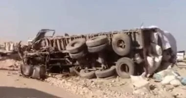 انقلاب سيارة تريلا يوقع إصابتين بطريق الزعفرانة